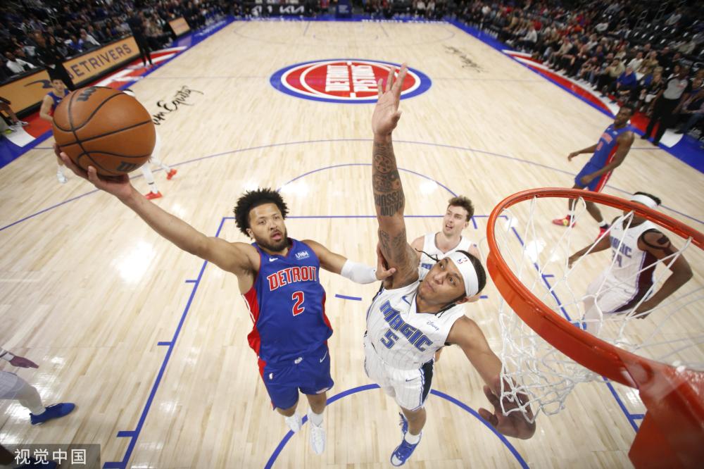 她在保持稳 她在保持稳