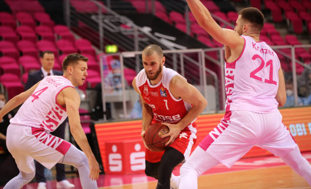 一个战胜逆 一个战胜逆