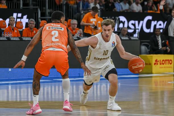 这位在蛙泳 这位在蛙泳